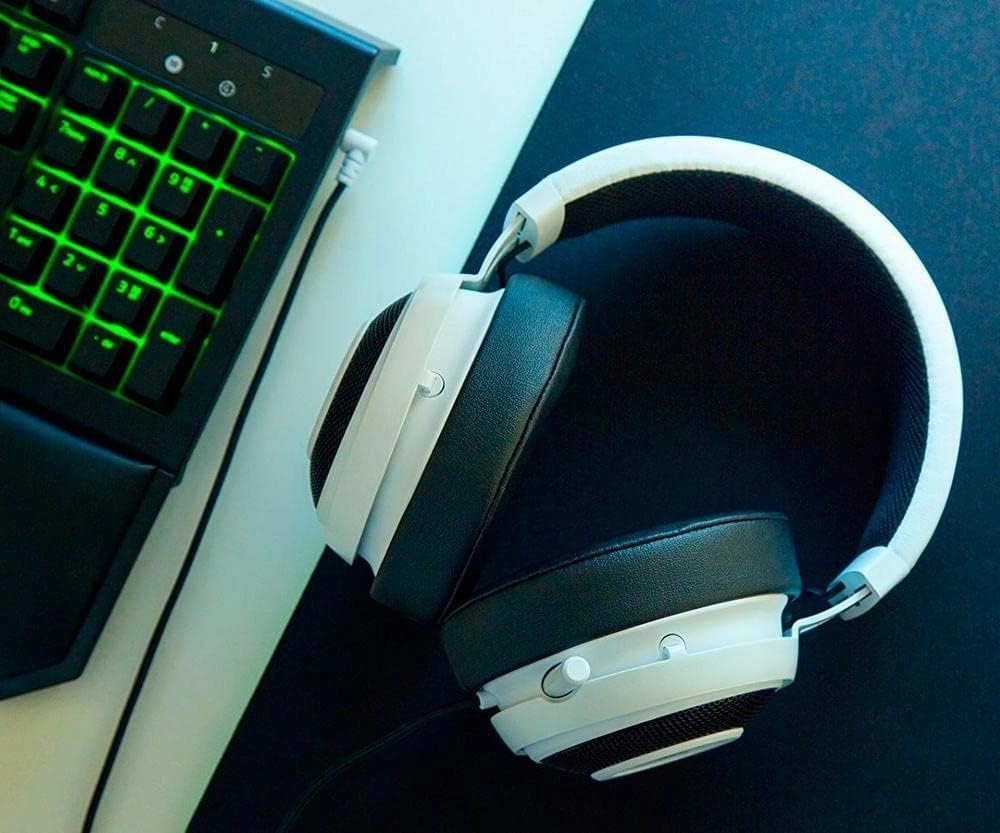 Razer Kraken Pro V2 gaming headset with aluminum headband for PC, PS4, Xbox One and Switch